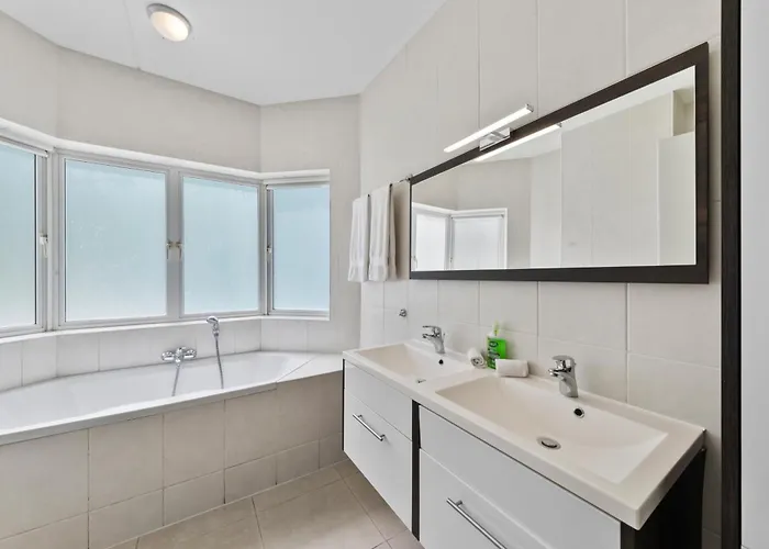 Spacious Ocean View Apartments With Balcony In Blue Bay